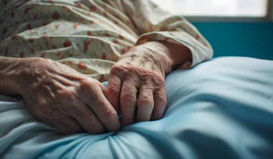 Как поменять памперсы лежачему пожилому человеку